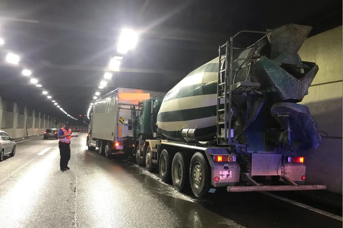 A2 Muttenz BL - Auffahrkollision mit drei beteiligten Lastwagen