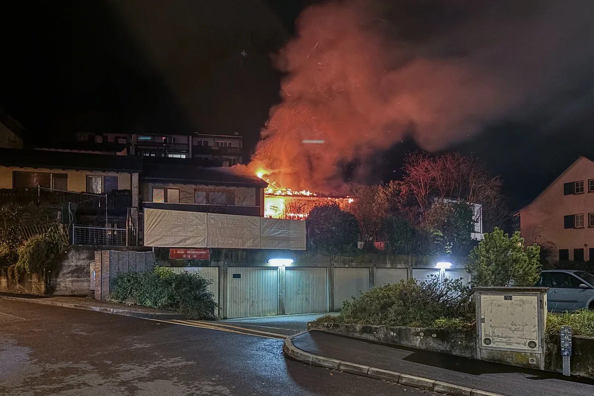 Liestal BL – Haus brennt – Feuerwehr im Grosseinsatz