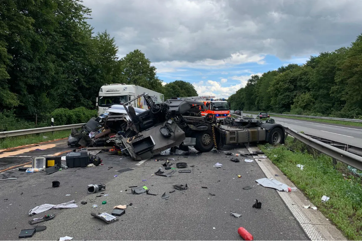 Schwerer LKW Unfall auf der Autobahn
