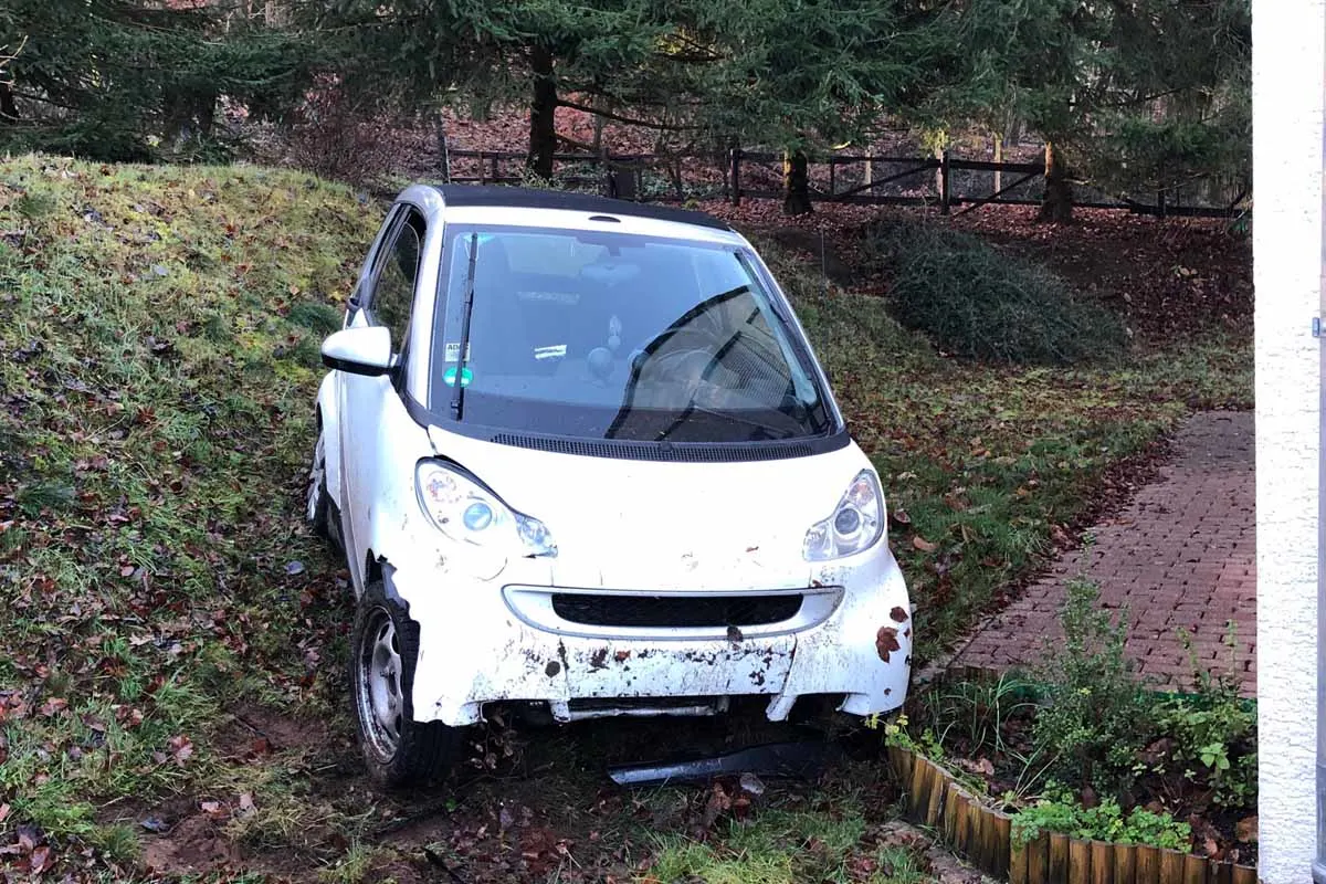 Glück im Unglück in Landstuhl - Autofahrt endet in Garten
