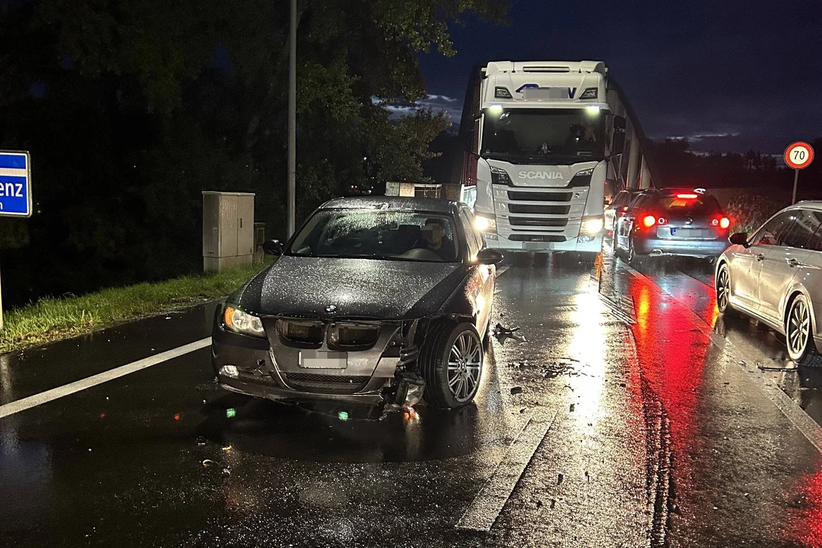 Leuggern / Küttigen AG - Tank von Lastwagen aufgerissen – Strasse kilometerweit verschmutzt – mehrere Folgeunfälle