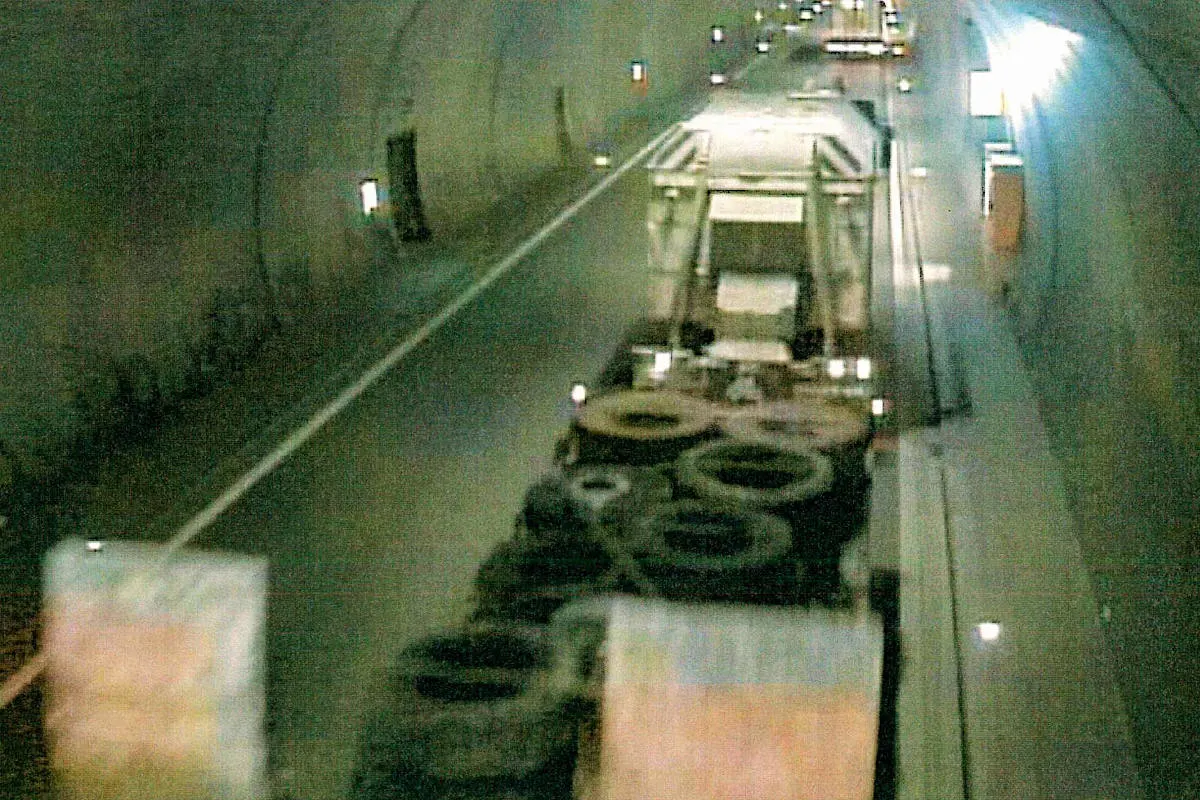 A71 Meiningen – Lkw-Fahrer verliert Ladung von Tieflader