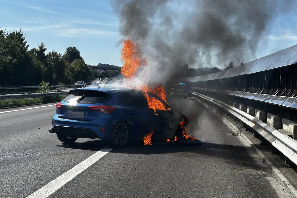 A1 Safenwil AG – Auto nach Unfall vollständig ausgebrannt