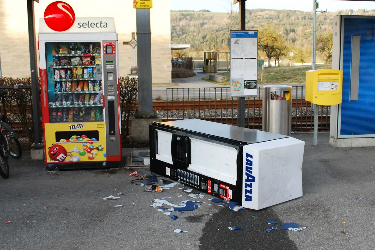 Hitzkirch LU - Unbekannte beschädigten Snackautomaten 