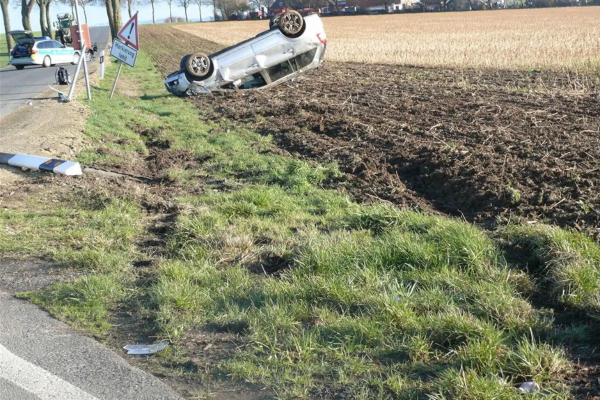 Auto überschlägt sich nach Crash