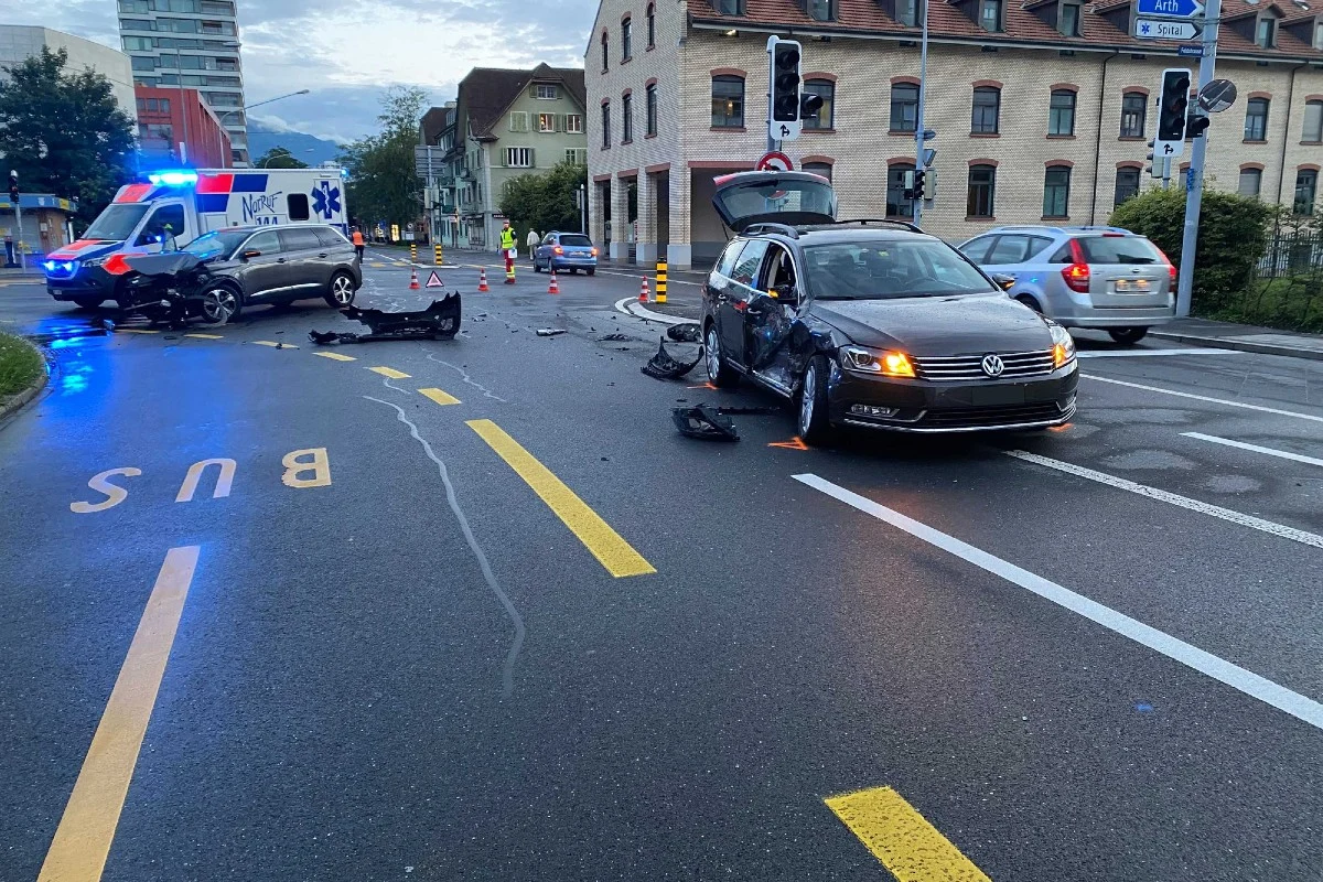 Zug - Zweimal Totalschaden nach Vortrittsmissachtung