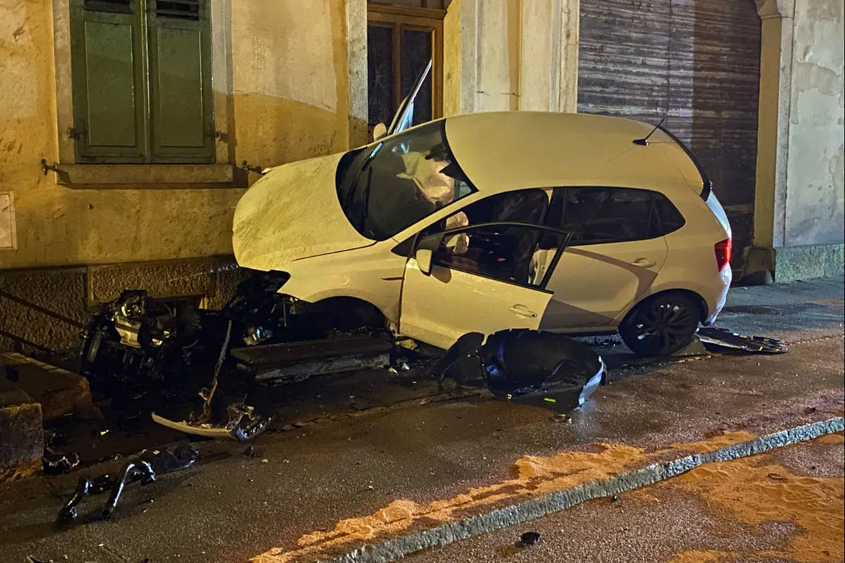 Laufen BL – Zwei Personen bei Selbstunfall mit Personenwagen teils schwer verletzt