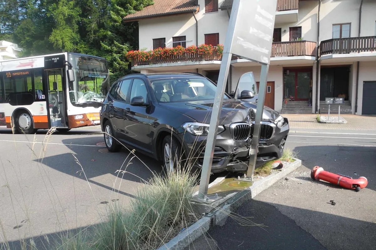 Wollerau SZ – Kollision zwischen Linienbus und Personenwagen