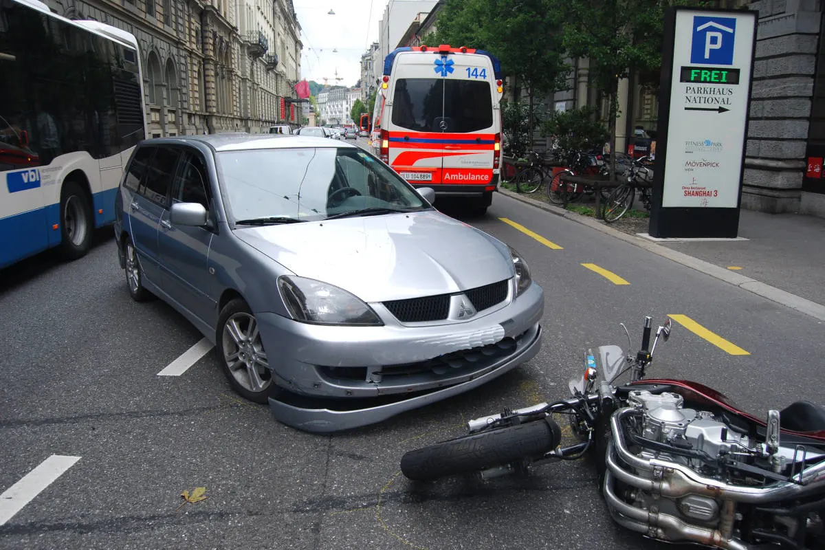Luzern LU - Motorradfahrer bei Kollision mit Auto verletzt