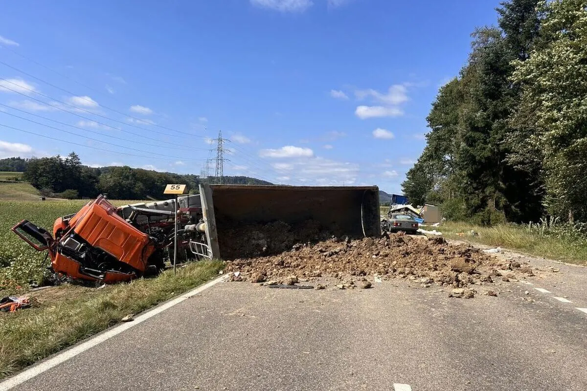 Eiken AG - Lastwagenfahrer kommt bei schwerem Unfall ums Leben