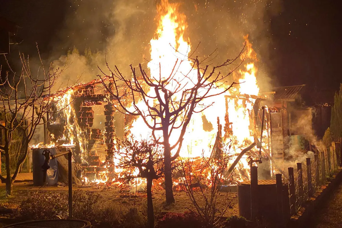 Rotkreuz ZG – Flammen zerstören Gartenhaus