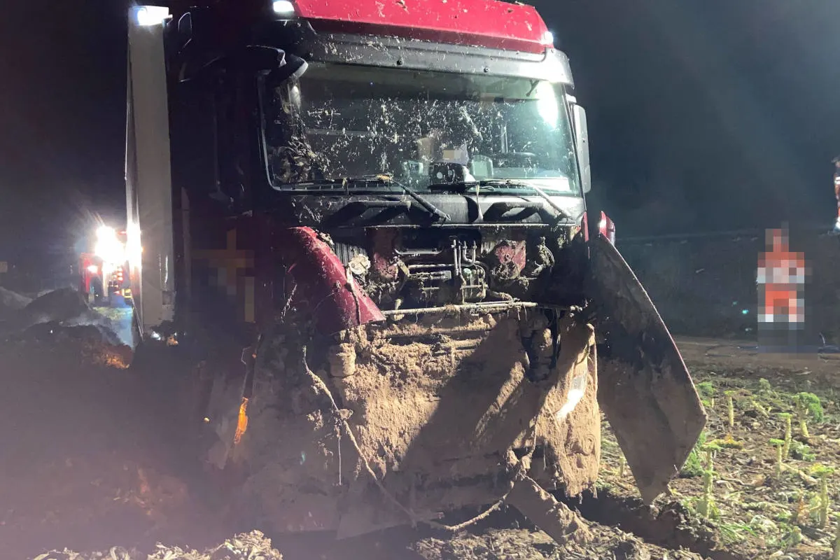 A1 Niederbipp BE – Sattelschlepper kommt von der Autobahn ab