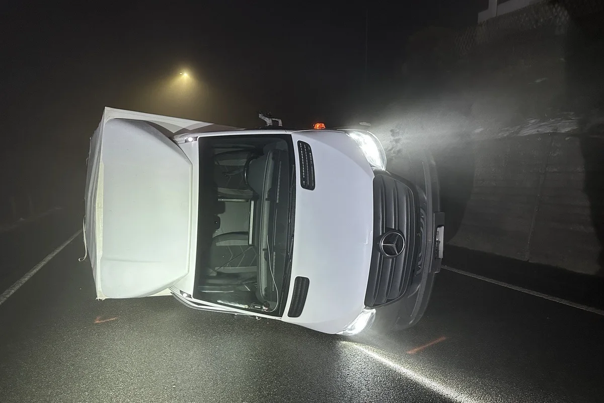 Lutzenberg AR – Lieferwagen kippt bei Verkehrsunfall um