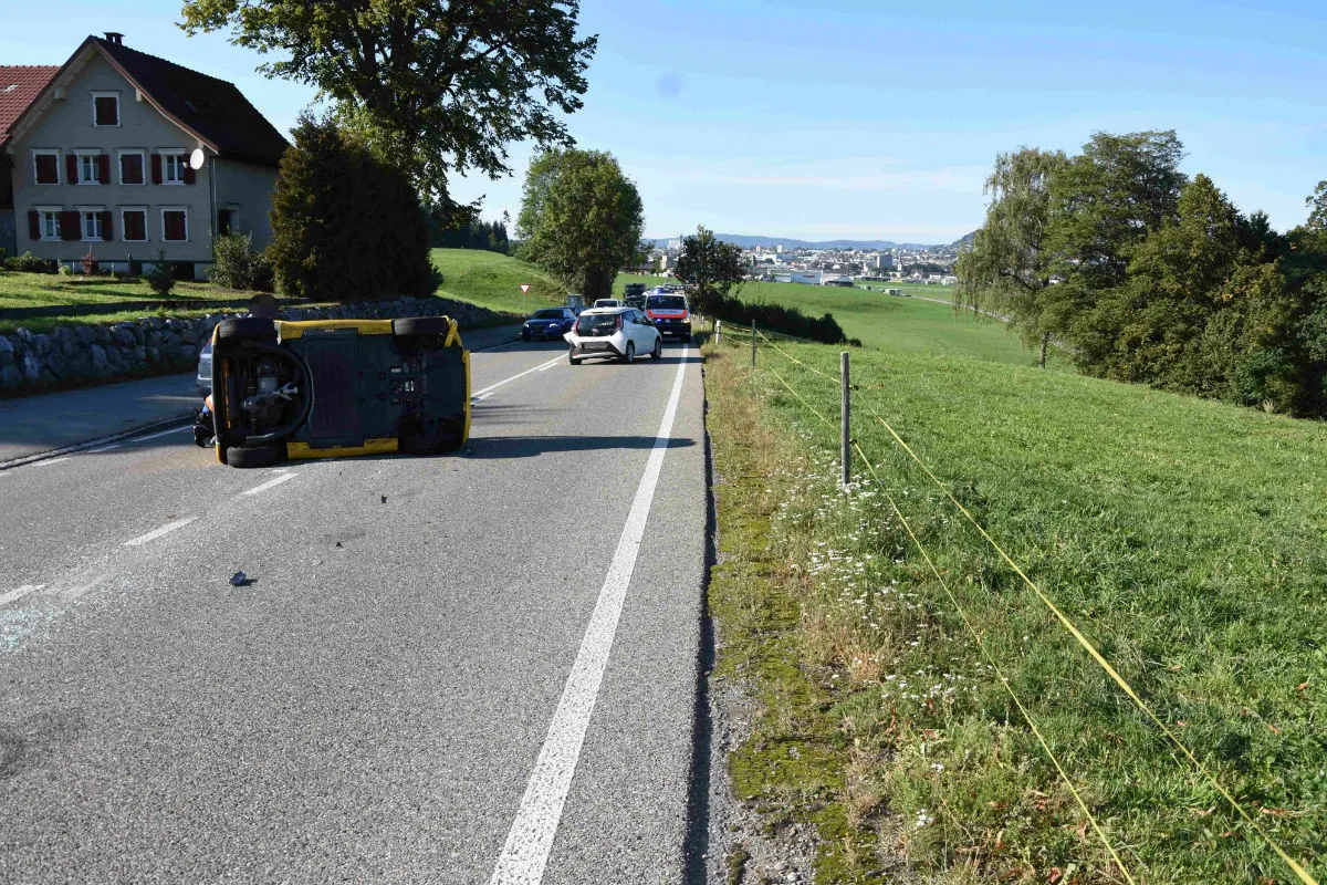 Kirchberg SG - Auto nach Kollision gekippt