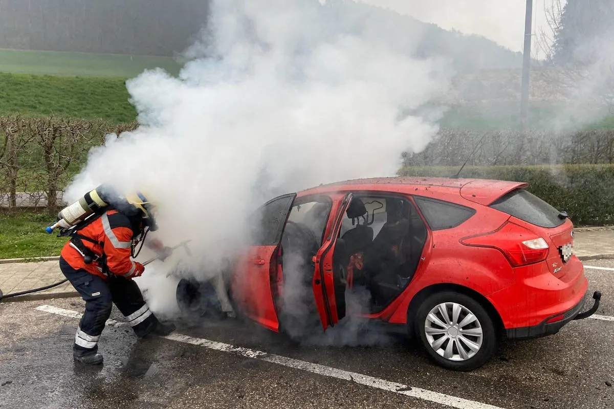 A2 Tenniken BL – Personenwagen bei Brand vollends zerstört