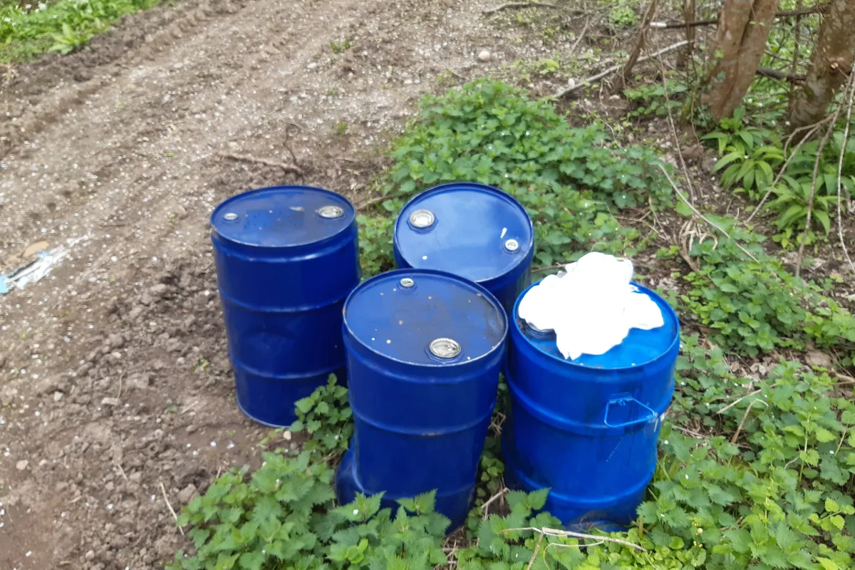 Illegal entsorgte Ölfässer im Wasserschutzgebiet gefunden - Polizei ermittelt in Kappel-Grafenhausen