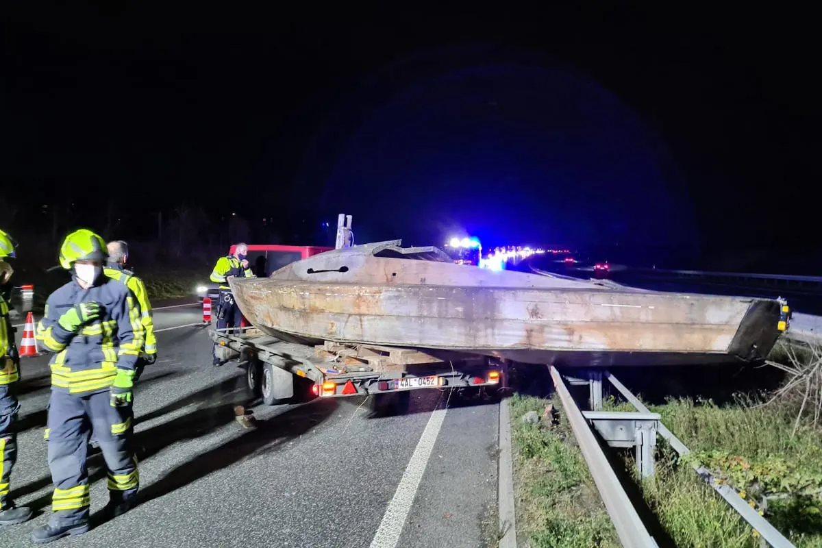 Unfall auf der A3 bei Sankt Augustin - Ungesichertes Holzboot auf Anhänger verrutscht