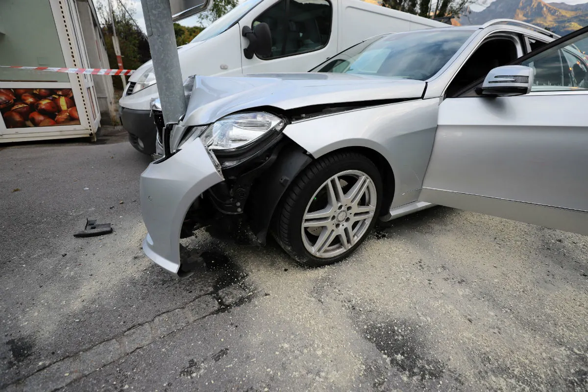 Unfall Oberurnen GL - Lenker verliert Kontrolle über Mercedes