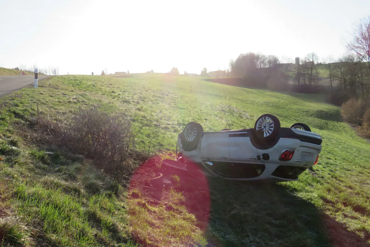Menziken AG - Auto auf Dach gekippt