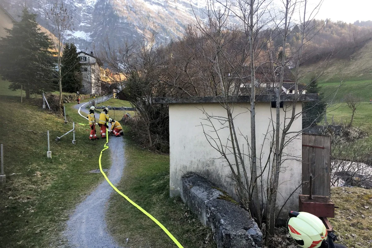 Riedern GL - Jugendliche hinterlassen brennendes Material