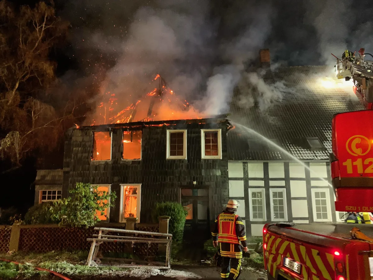 Bad Salzuflen – Brand vernichtet Bauernhaus – Feuerwehr ist mit 100 Einsatzkräften vor Ort