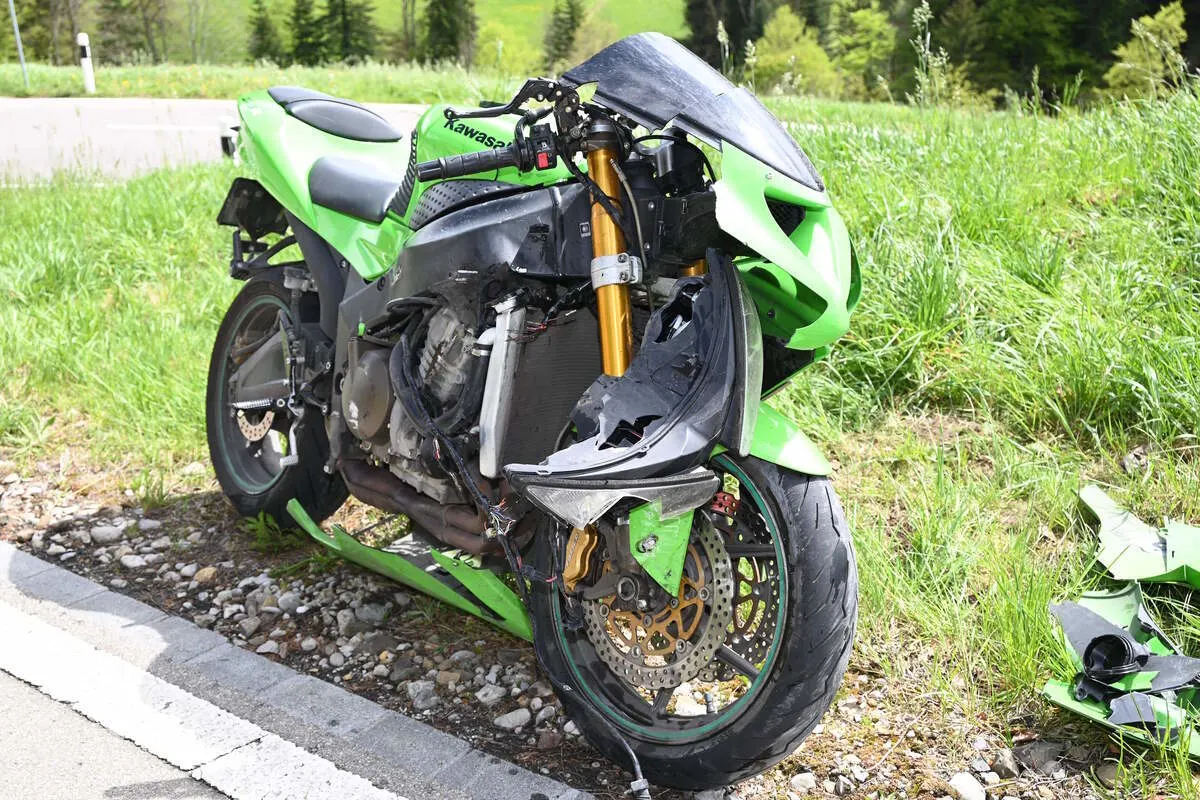 Mühlrüti SG - Motorradfahrer mit einer Stützmauer kollidiert