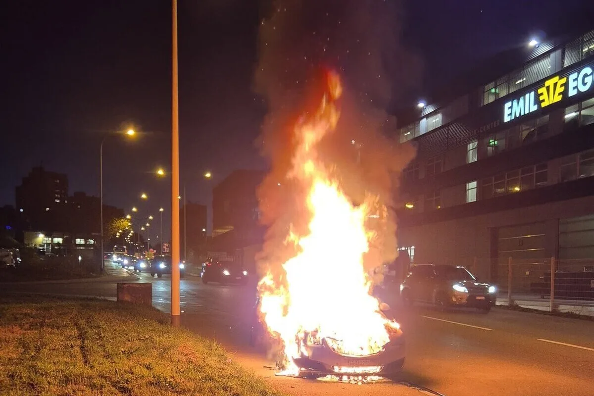 St.Gallen – Auto brennt auf offener Strasse aus
