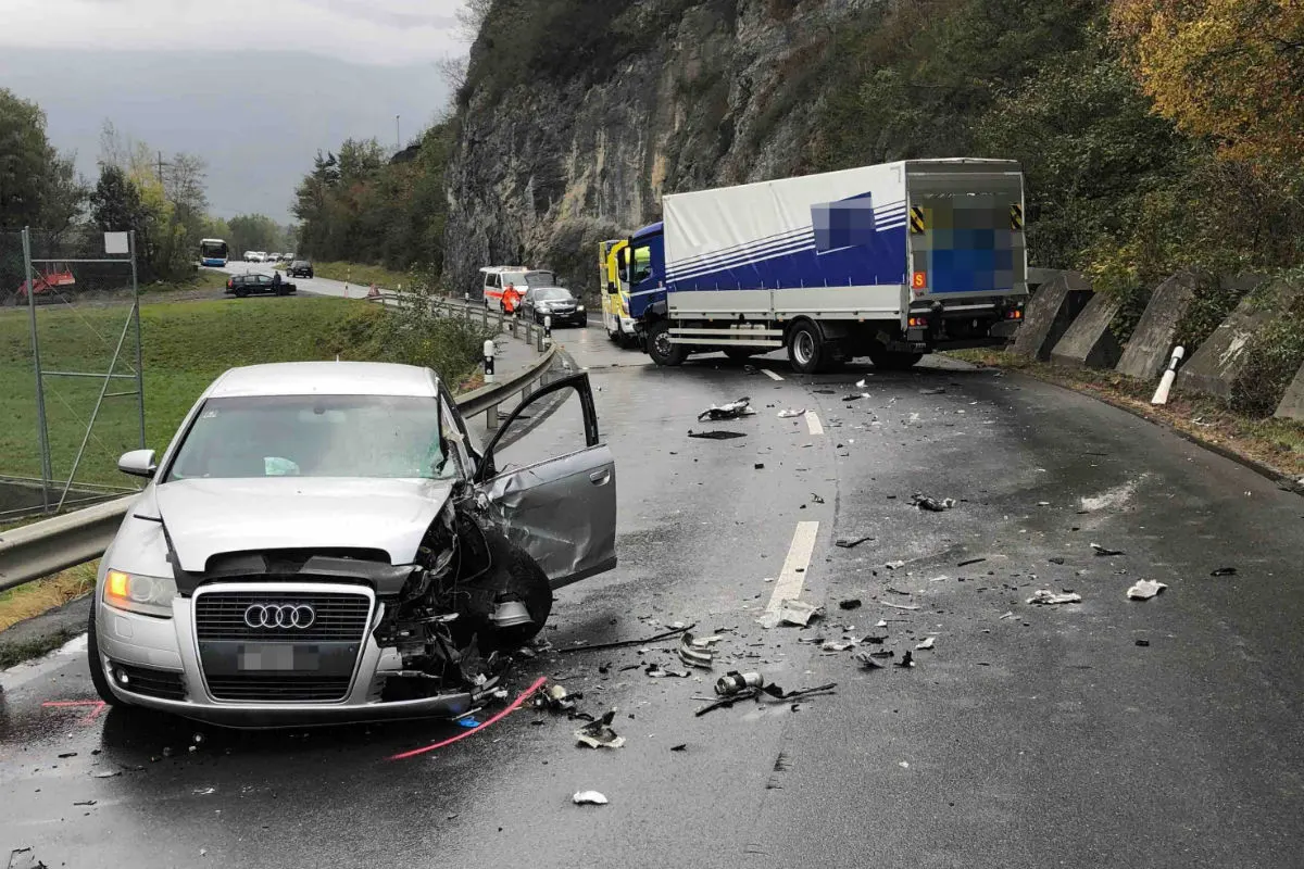 Trübbach SG - Frontalkollison zwischen Auto und Lastwagen