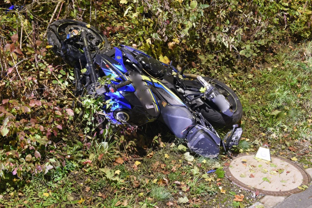 Tragischer Unfall in Emmenbrücke LU - Junger Motorradfahrer fährt in Metallträger und verstirbt an Unfallstelle