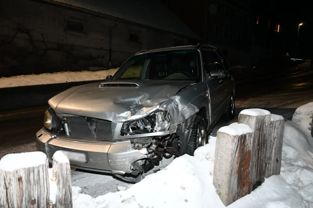 Goldingen SG - Unfall auf lokal vereister Strasse 