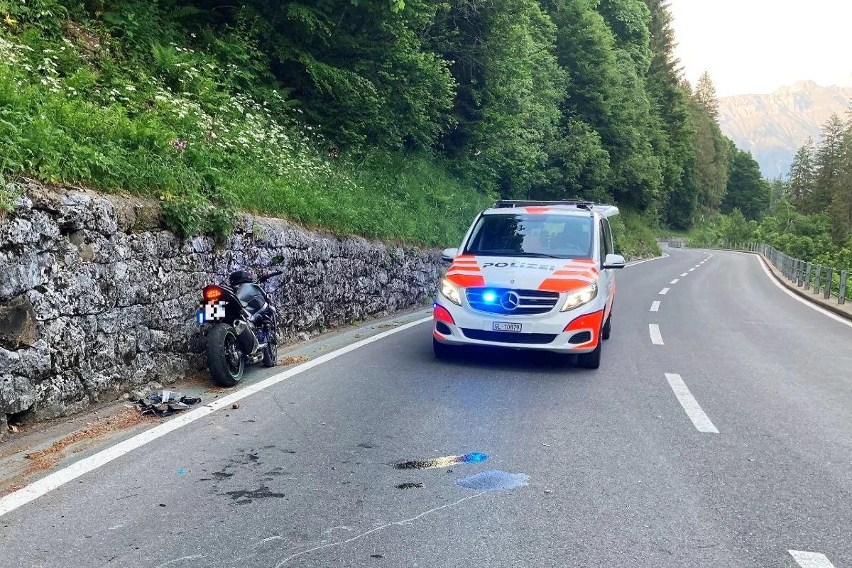 Motorradfahrer verunfallt auf der Klausenpassstrecke oberhalb von Linthal GL
