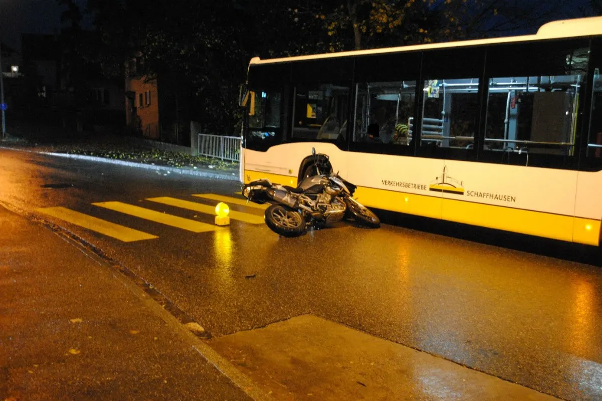 Schaffhausen SH - Motorrad, Auto und Bus in Auffahrunfall verwickelt