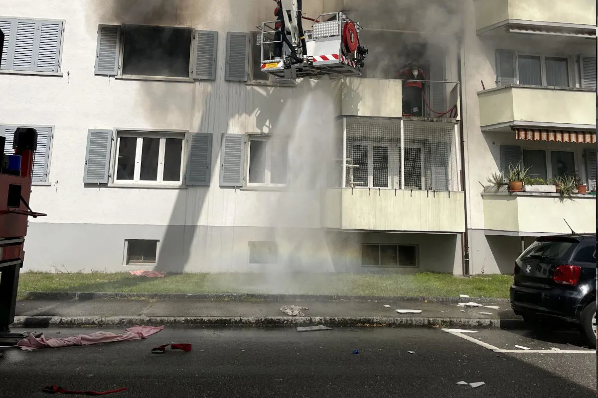 Reinach BL - Brand in Mehrfamilienhaus erfordert Feuerwehreinsatz