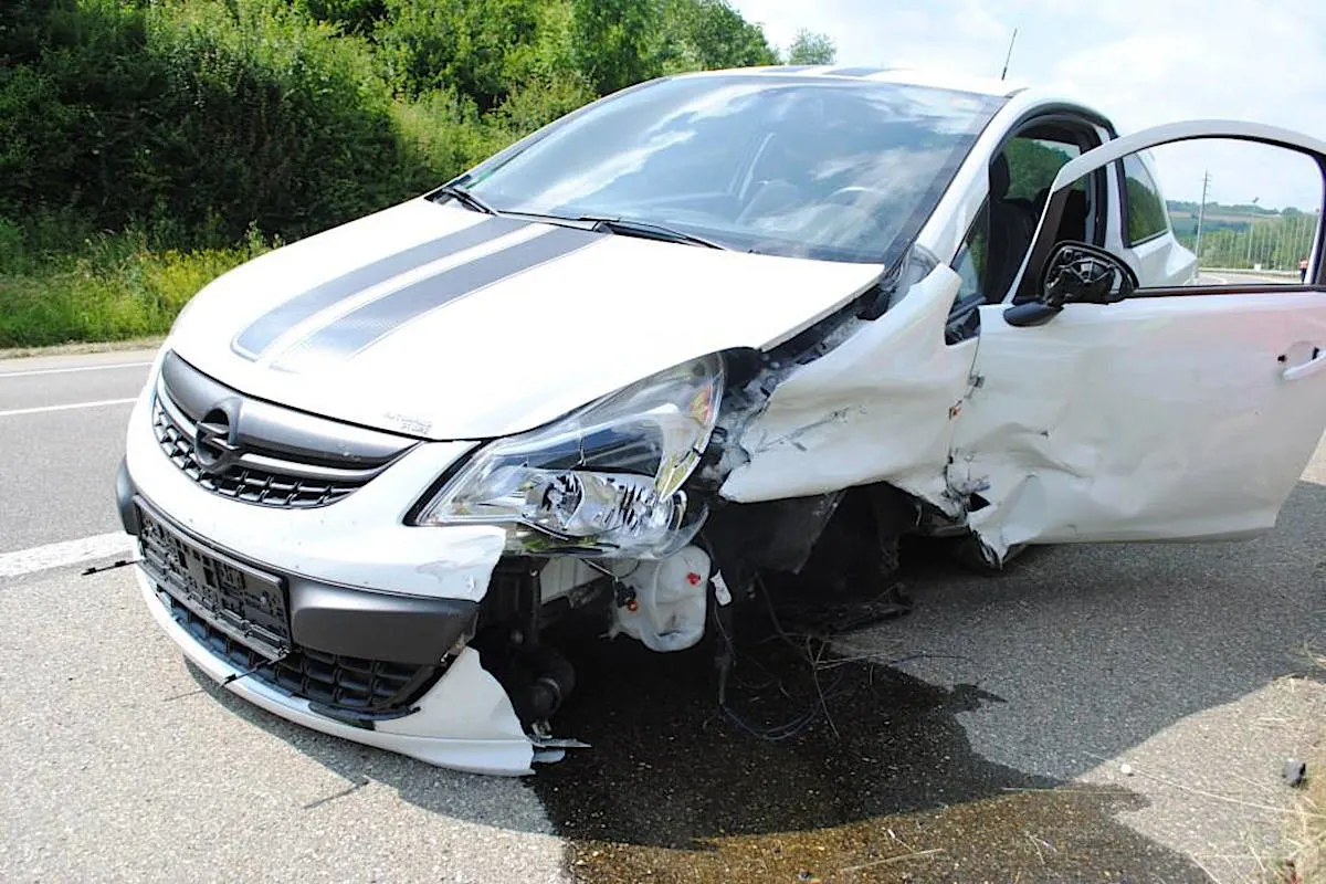 A4 Bargen SH - Personenwagen prallt in Leitplanke