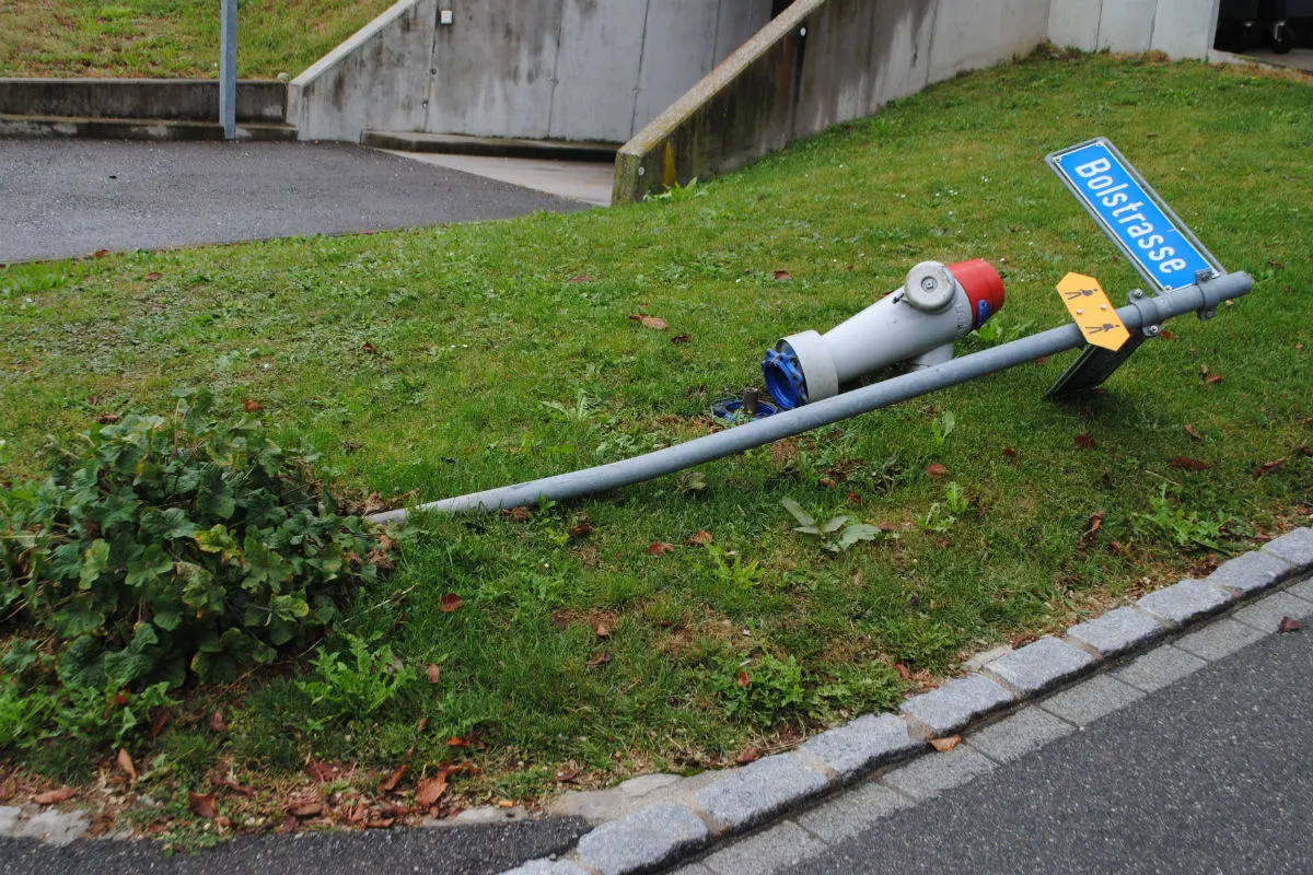 Dörflingen SH - Strassentafel und Hydranten umgefahren - Zeugenaufruf