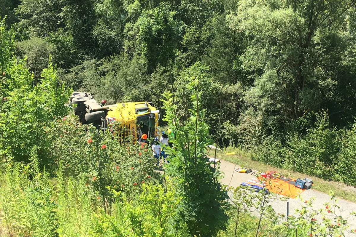 Rothenbrunnen GR - Kollision zwischen Sattelmotorfahrzeug und Auto