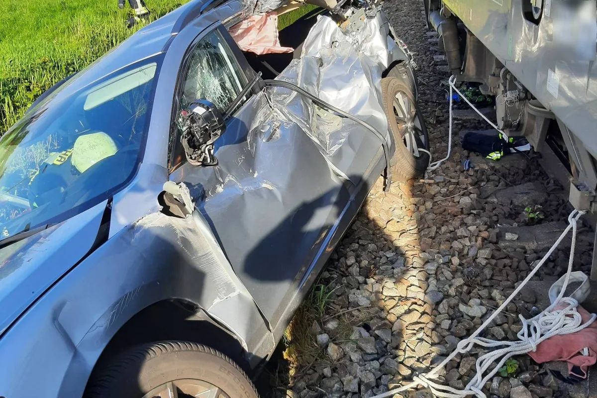 Emden - Güterzug kollidiert mit PKW – Fahrerin schwer verletzt