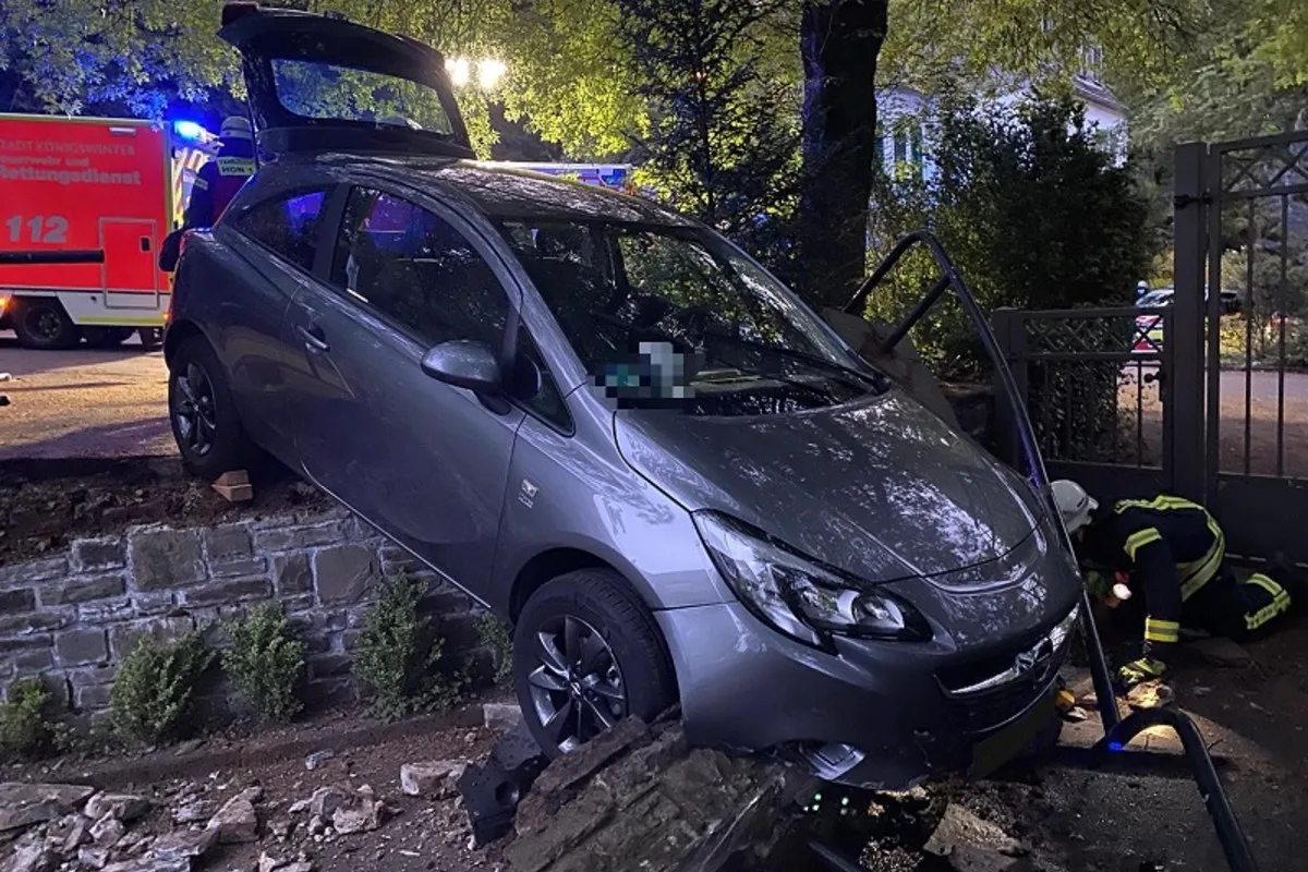 FW Bad Honnef - PKW durchbricht Mauer und droht abzurutschen