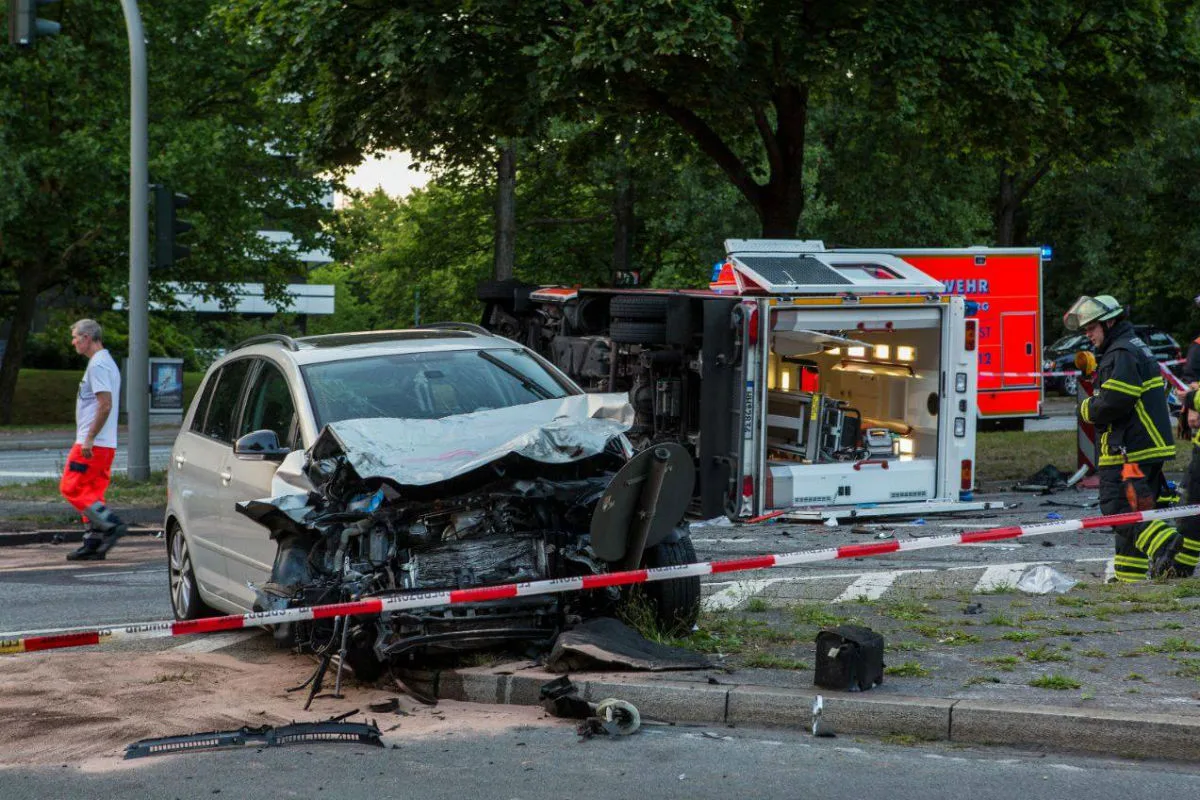Hamburg HH - Rettungswagen mit Schwangerer an Bord schwer verunfallt