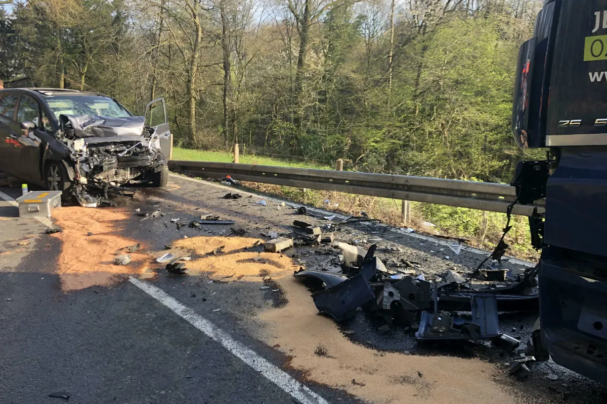 Schwerer Verkehrsunfall fordert zwei Todesopfer