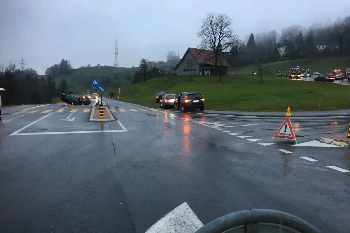 Menzingen ZG - Vortritt missachtet und mit Auto kollidiert