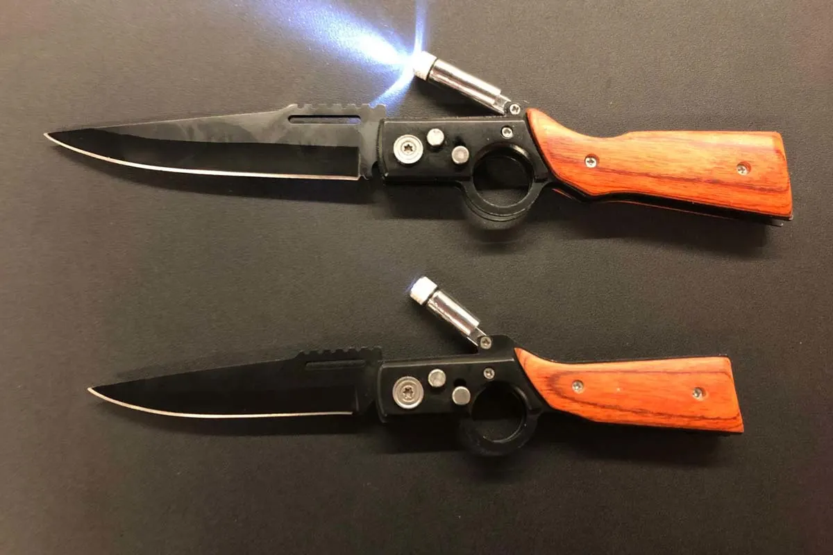 Düsseldorf - Wenn Messer wie Gewehre aussehen -Zwei Springmesser in Gewehrform durch den Zoll am Flughafen sichergestellt