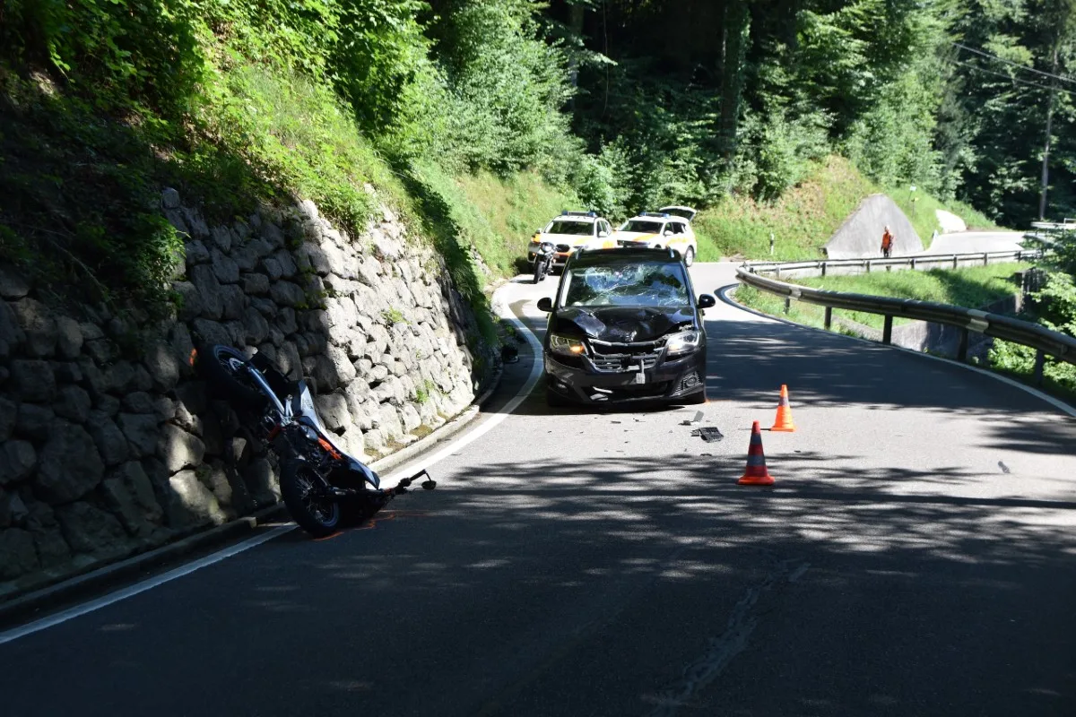 Verkehrsunfall in Rehetobel - Schwer verletzte Personen nach Frontalkollision