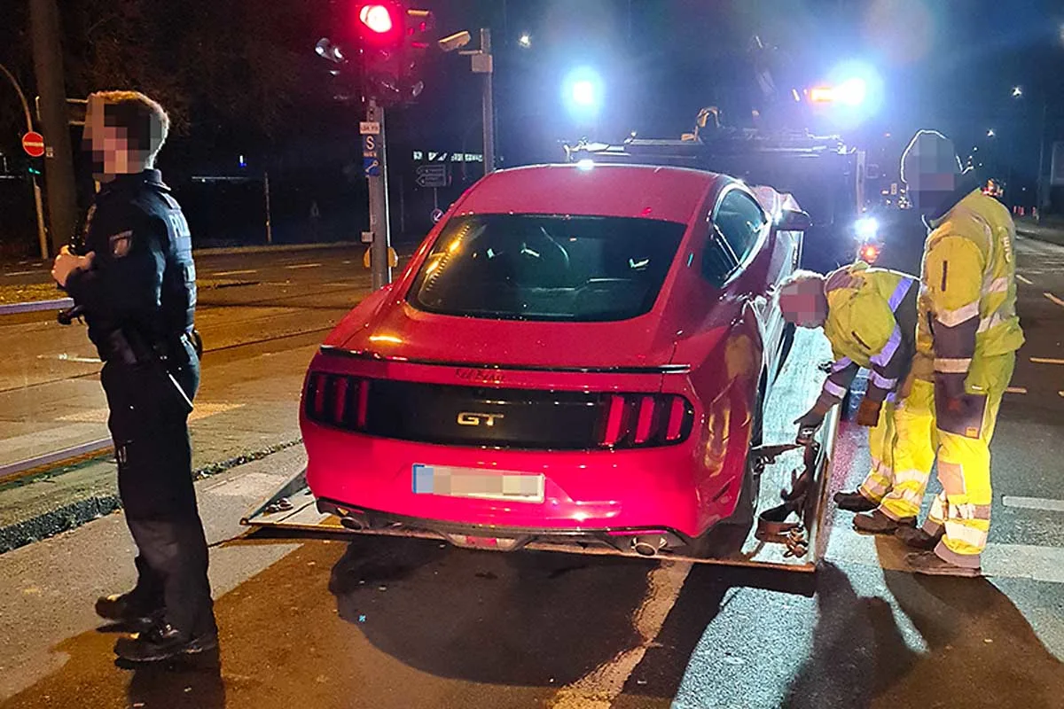 Polizei stoppt Autorennen in  Duisburg - Mustang und Touareg am Abschlepphaken!