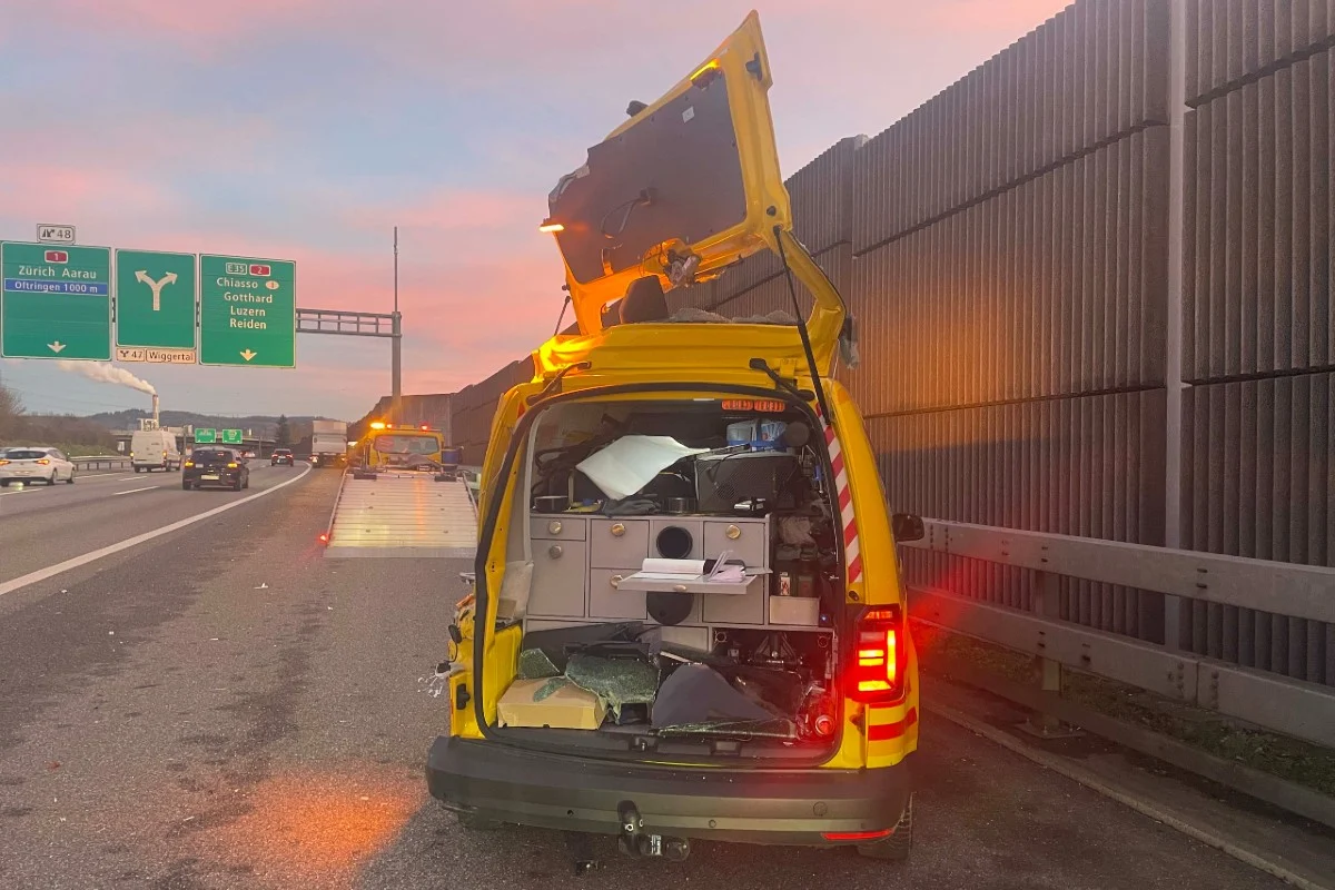 Rothrist AG - Lastwagen kollidiert auf A1 mit stehendem Auto