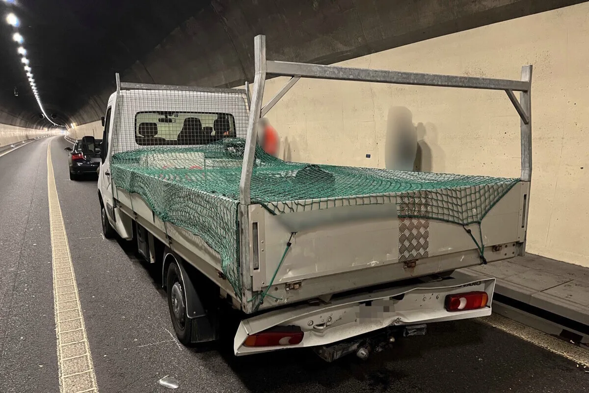 Eschenbach SG – Auffahrkollision zwischen drei Lieferwagen und einem Auto