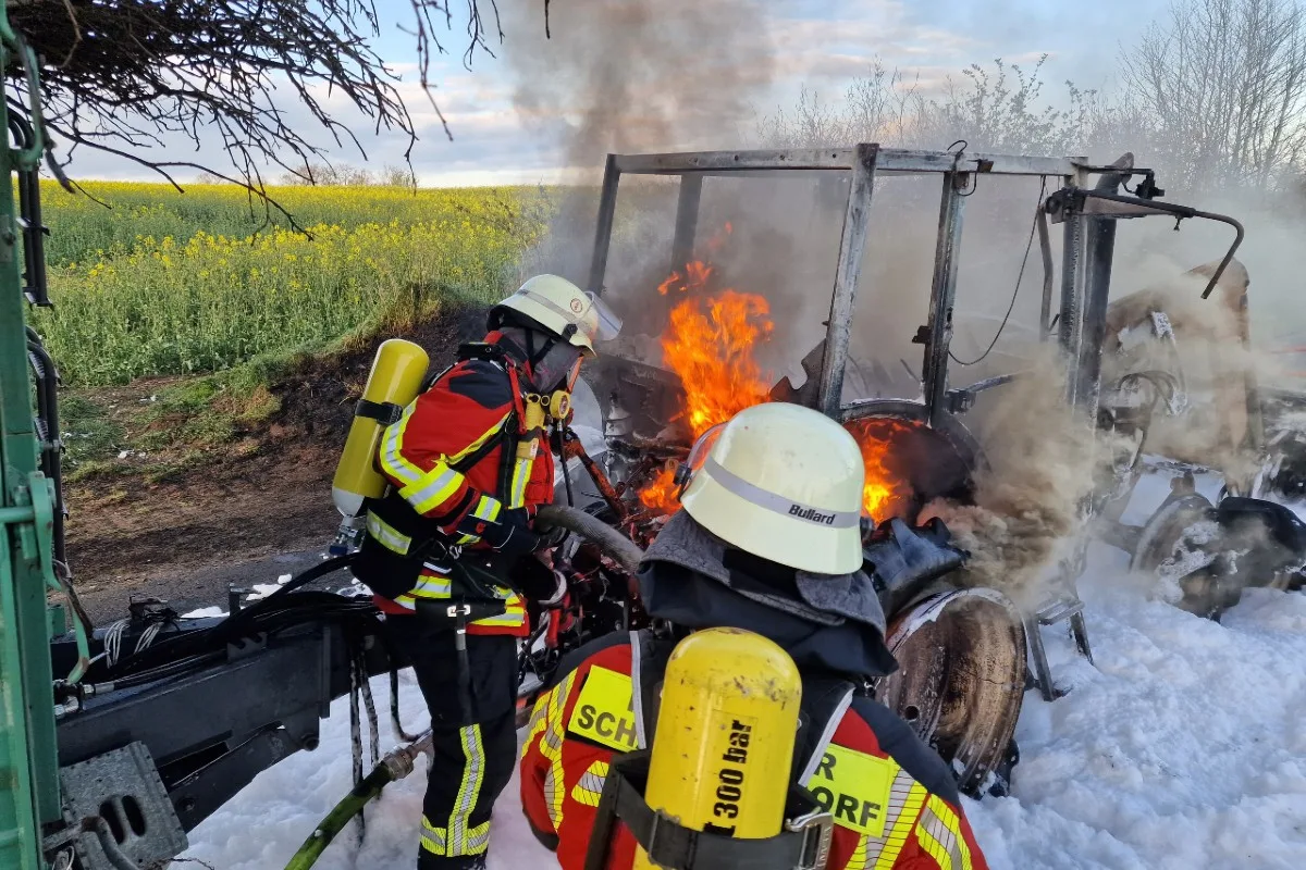 Trecker in Haßmoor in Vollbrand – Großeinsatz der Feuerwehren