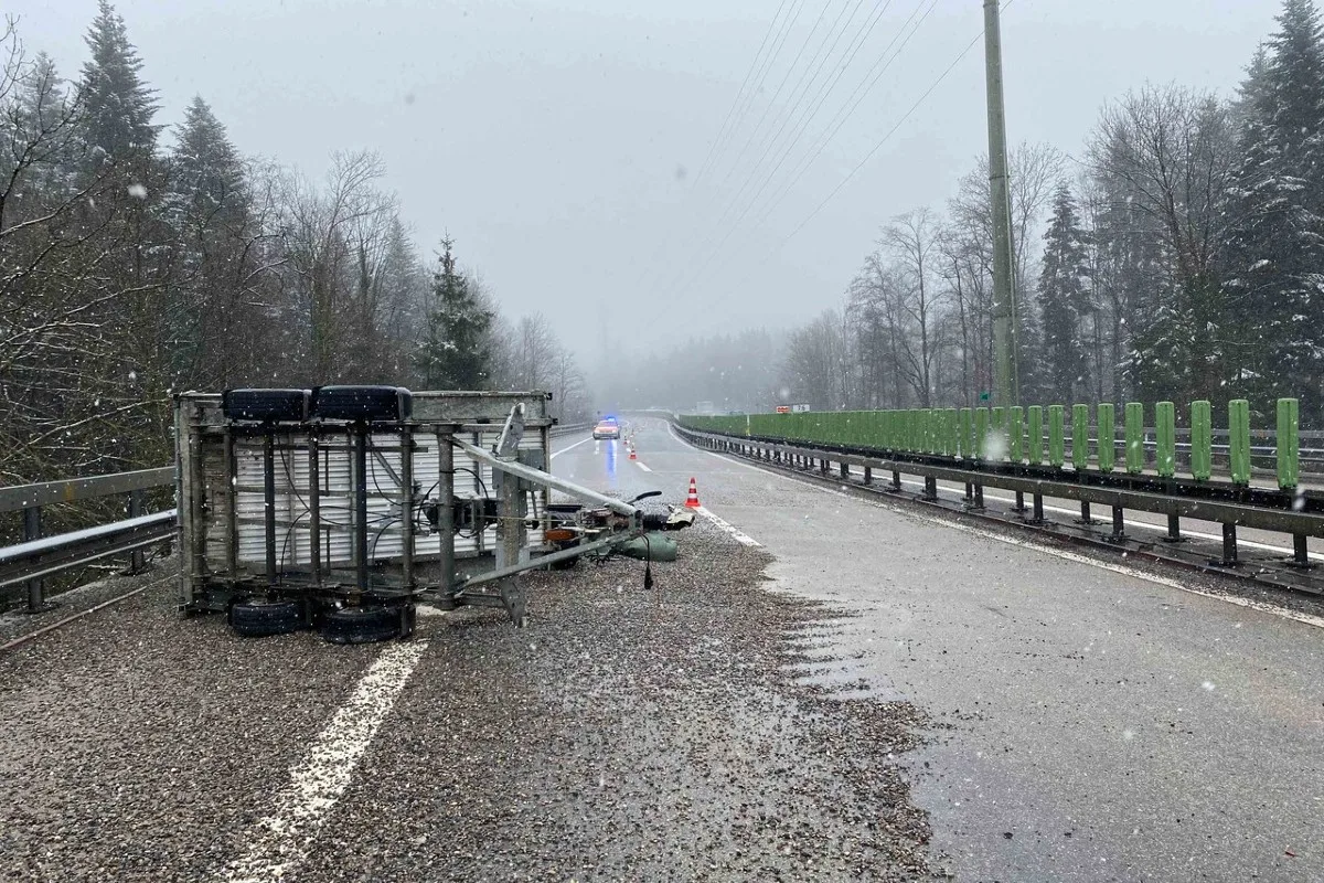 Baar ZG - Anhänger kippt - Kies landet auf Autobahn A4a