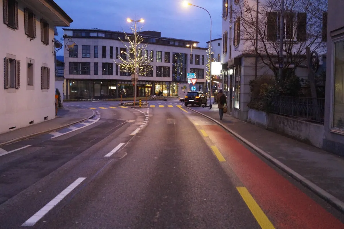 Cham ZG - 88-jähriger Velofahrer schwer verletzt
