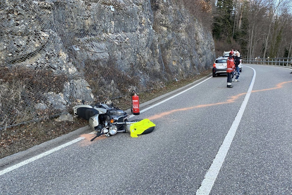 Röschenz BL – Motorradfahrer verletzt sich bei Selbstunfall schwer